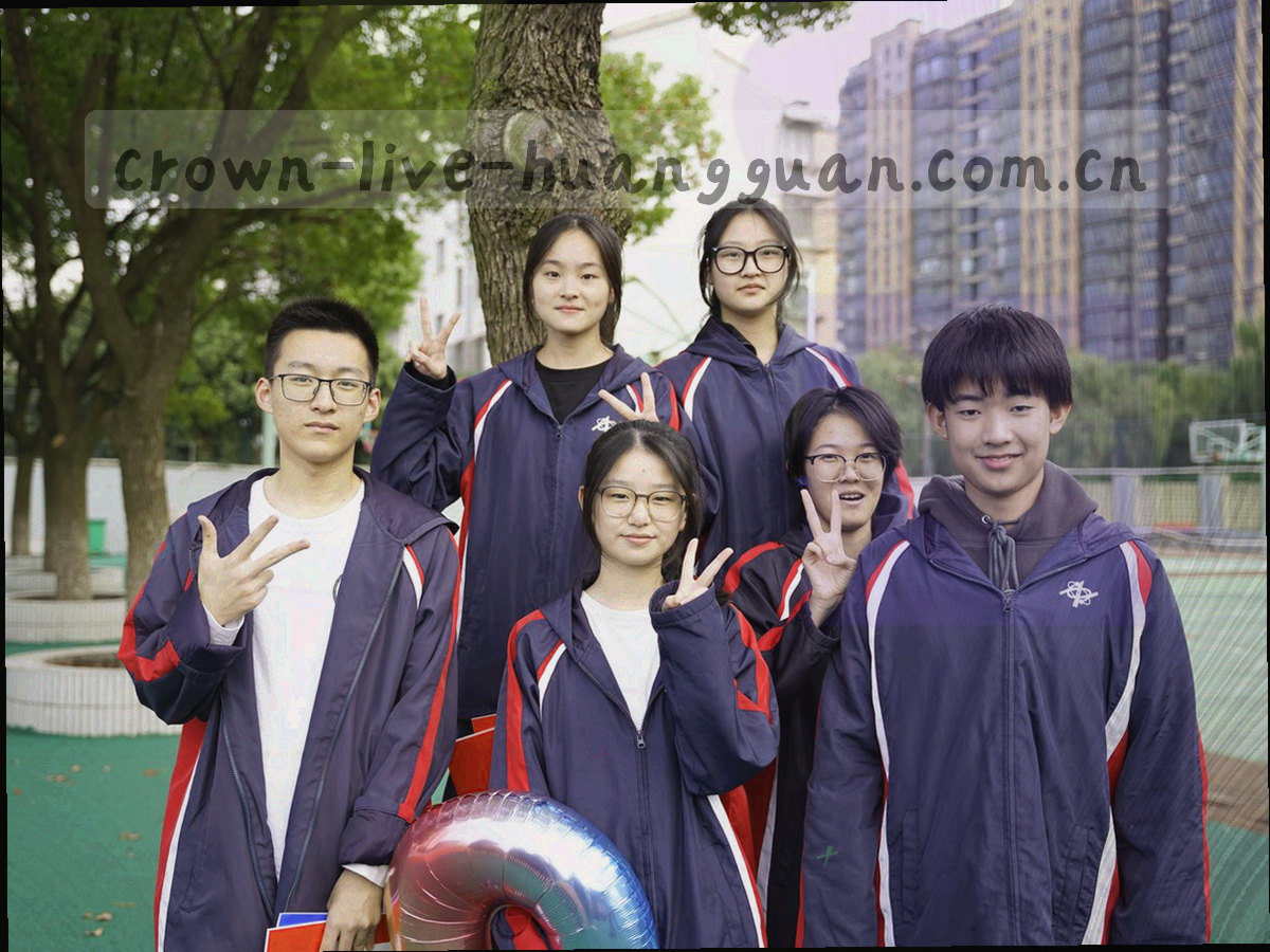 深色工作台上的屏幕与纸张局部场景，屏幕显示栏目列表界面